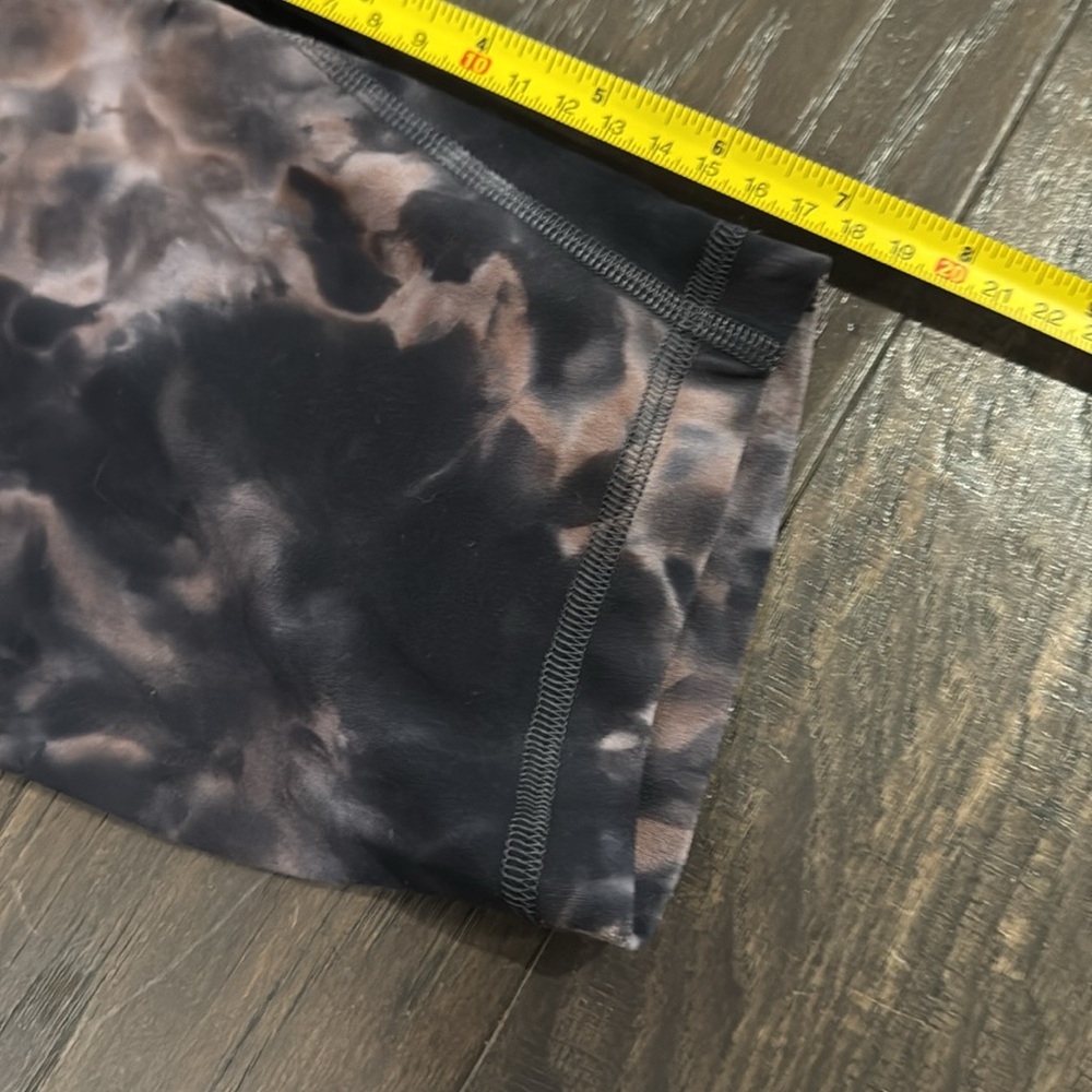 Lululemon Women’s Bike Shorts 7” Inseam - Black/Purple Marble Design - Size 2 - Picture 4 of 4